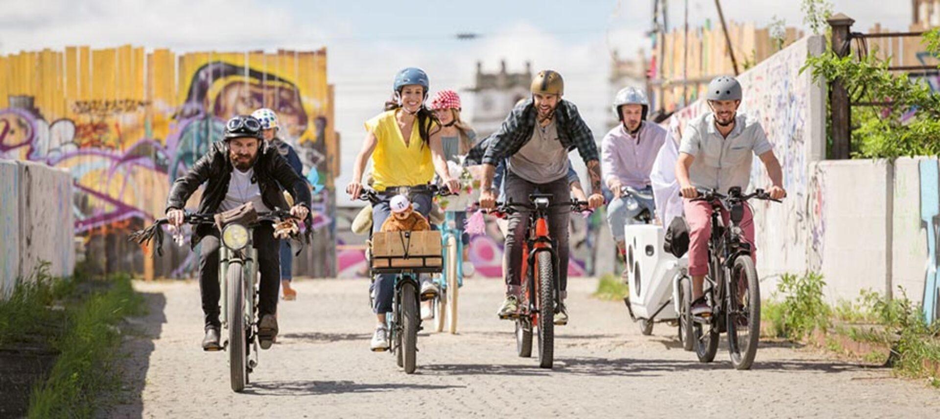 Viele Personen auf unterschiedlichen e-Bikes