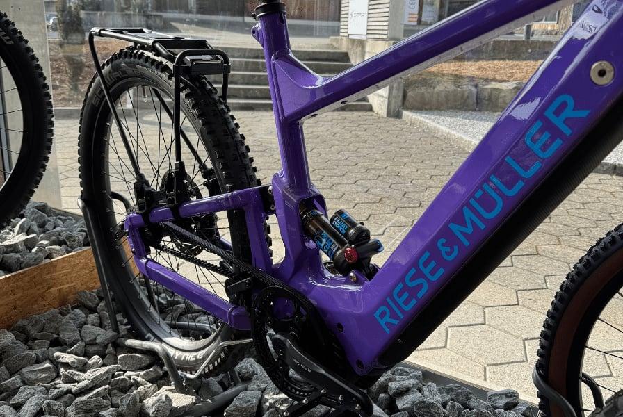 Lila Riese & Müller E-Bike mit Federung und Gepäckträger