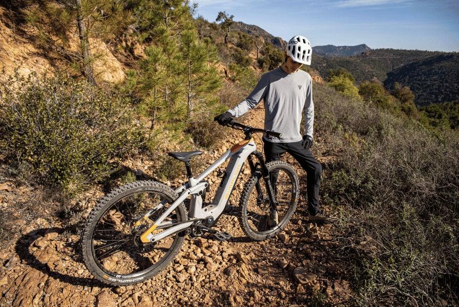 Simplon Rapcon PMAX 5 E-Mountainbike auf einem Waldweg