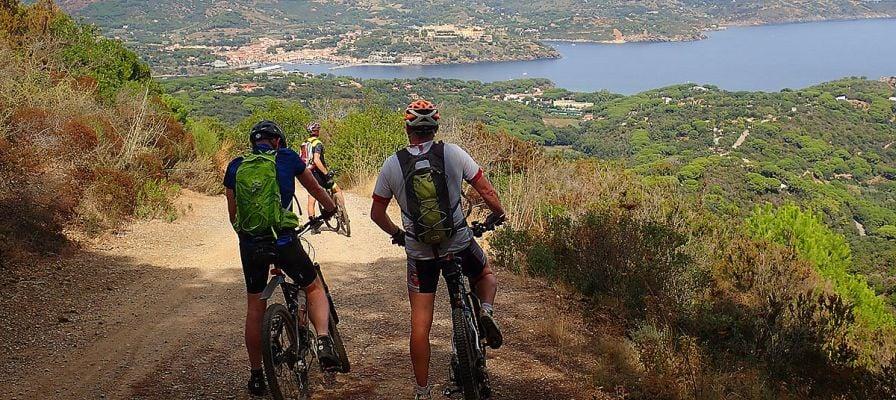 Mountainbiker auf einem Weg mit Blick auf eine Küstenlandschaft