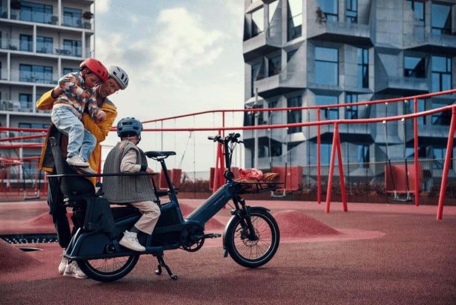 Riese & Müller Multitinker E-Bike auf modernem Spielplatz