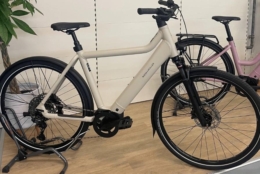 Riese & Müller E-Bike in Beige auf Holzfußboden