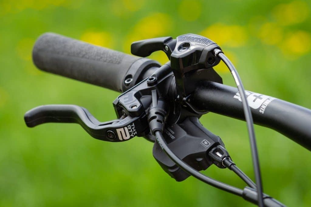 Nahaufnahme von Fahrradlenker mit Bremshebel und Schaltung