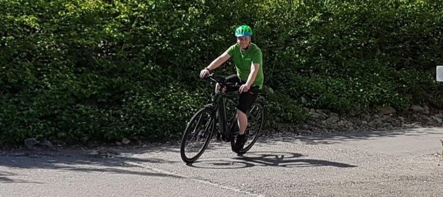 Person fährt Ibex Ecomfort Neo E-Bike auf Straße