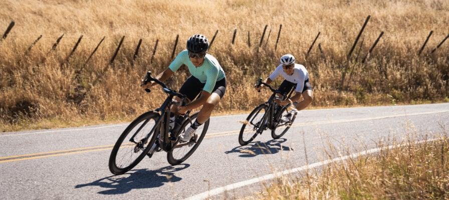 Zwei Personen auf Specialized Turbo Creo 2 Comp E-Bikes auf Landstraße