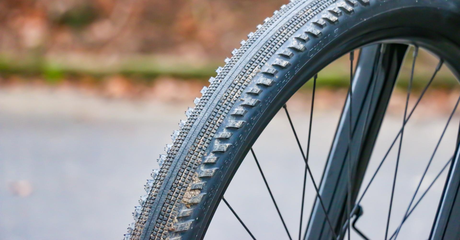 Eine Auswahl aus sechs verschiedenen Reifen für unterschiedliche Fahrradarten in der Profilansicht