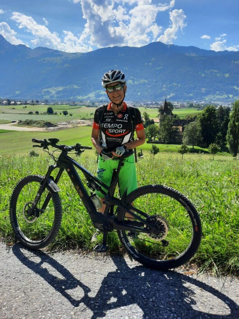 Person mit E-Bike in malerischer Berglandschaft