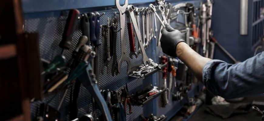 Werkzeugwand mit verschiedenen Fahrradwerkzeugen in einer Werkstatt