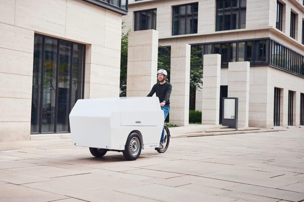 Urban Arrow Tender E-Bike mit großem Transportbehälter in der Stadt