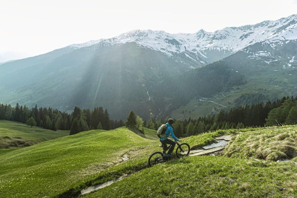 Mountainbiker auf Superdelite E-Bike in alpiner Landschaft