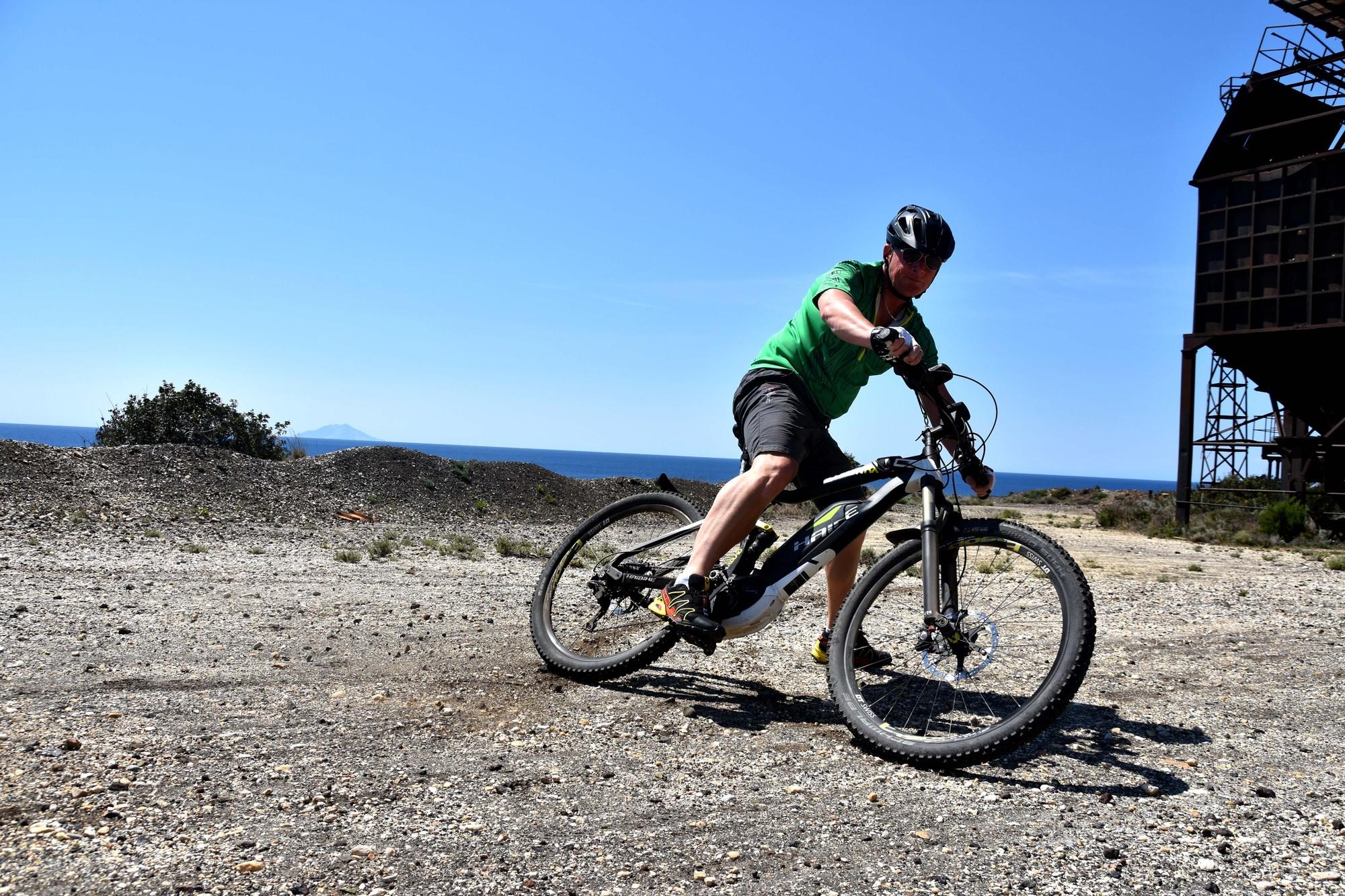 Mann fährt mit dem neuen Haibike Xduro e-Mountainbike durchs Gelände.