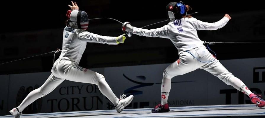 Zwei Fechter in Aktion auf einer Wettkampfbahn