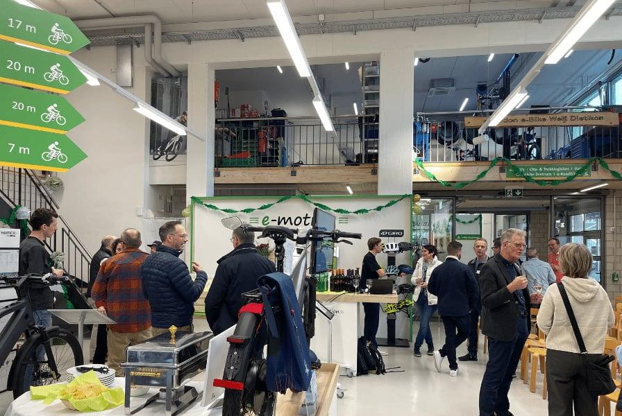 Menschen in einem Fahrradgeschäft mit E-Bikes und Zubehör