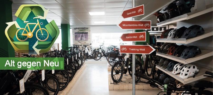 Fahrradgeschäft mit Alt-gegen-Neu-Aktion und Helmregal