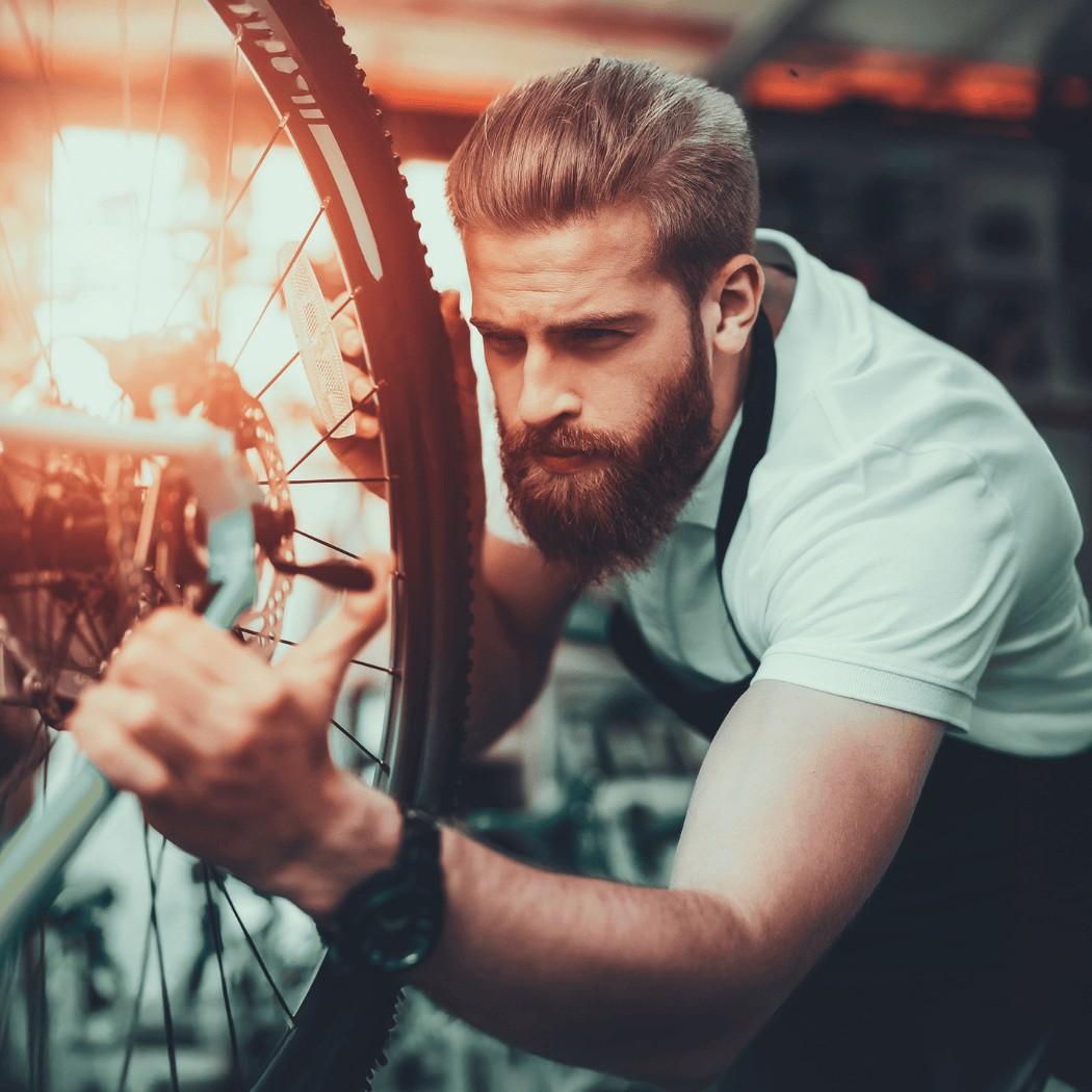 Ein Werkstatt Mechaniker arbeitet an einem e-Bike