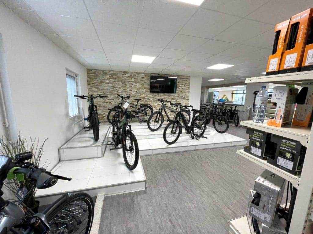 E-Bike-Ausstellung in modernem Showroom mit verschiedenen Modellen