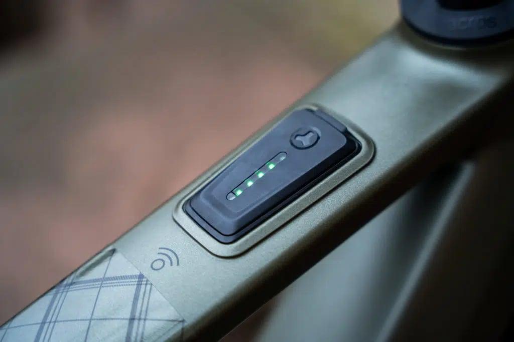 Nahaufnahme eines E-Bike-Batterieanzeige-Displays am Rahmen