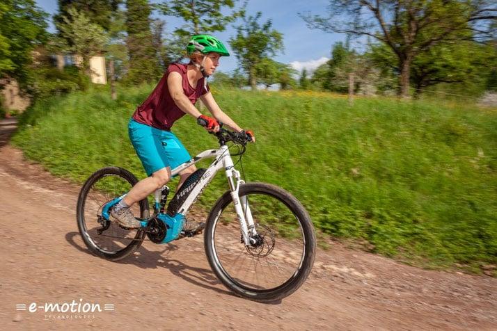 Frau fährt Haibike SDURO FullLife E-Bike auf Waldweg