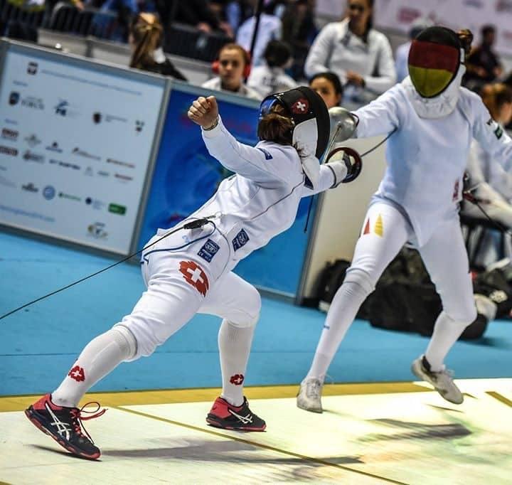 Fechtduell zwischen zwei Athleten in voller Ausrüstung