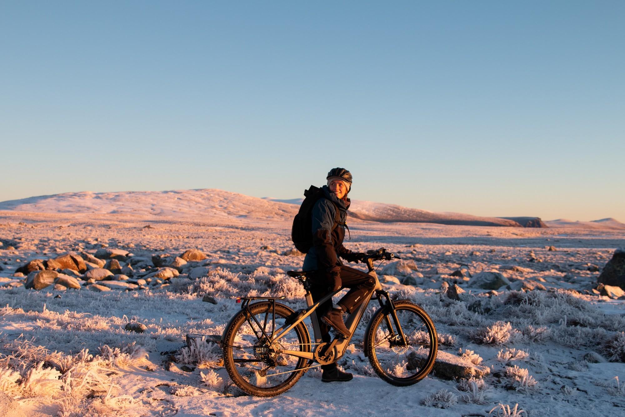 Das Bild zeigt ein E-Bike der Marke Kalkhoff in einer verschneiten, frostigen Landschaft.