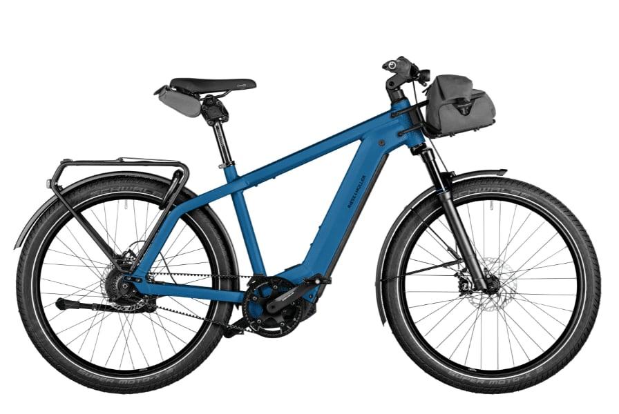 Blaues Riese & Müller E-Bike mit Gepäckträger und Tasche