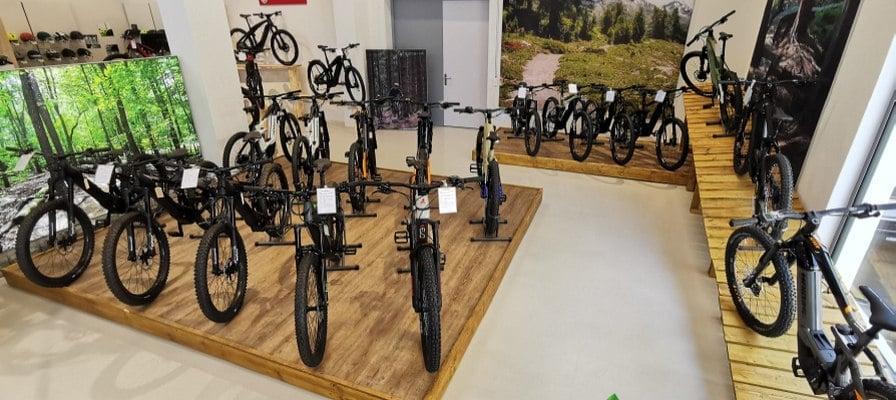 E-Bike-Ausstellung in einem Fahrradgeschäft mit verschiedenen Modellen