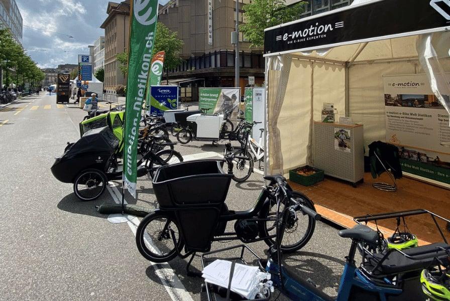 E-Bike Ausstellung in städtischer Umgebung mit verschiedenen Modellen