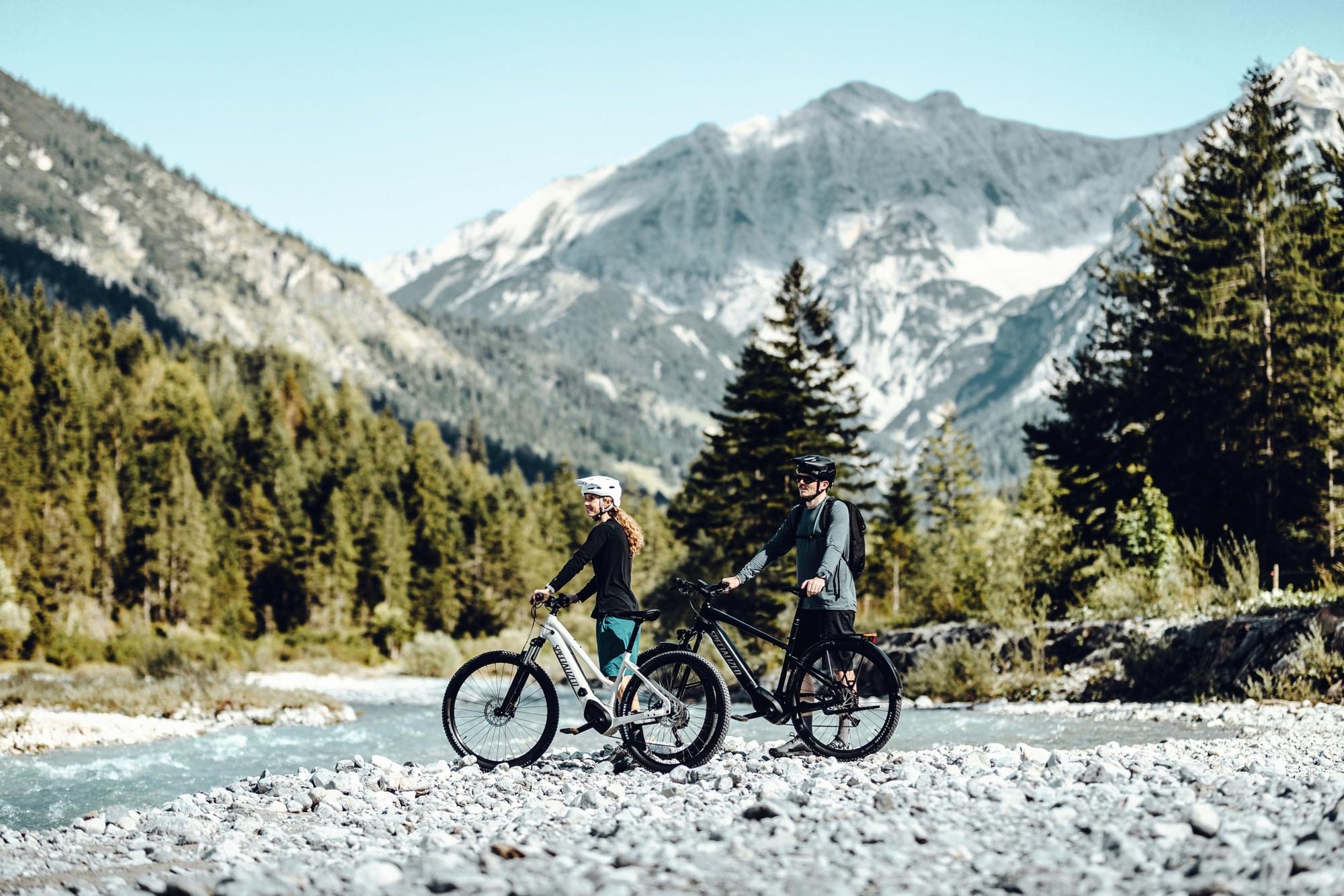 Entdecken Sie das Lindacher Tero Tactic E-Bike MY22. Perfekt für Outdoor-Abenteuer in atemberaubenden Berglandschaf