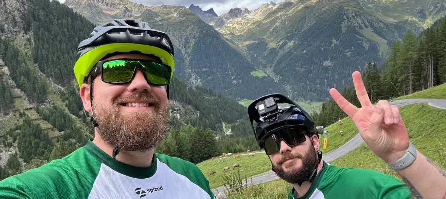 Zwei Männer feiern und zeigen das Peace-Zeichen bei der e-Bike WM in Ischgl.
