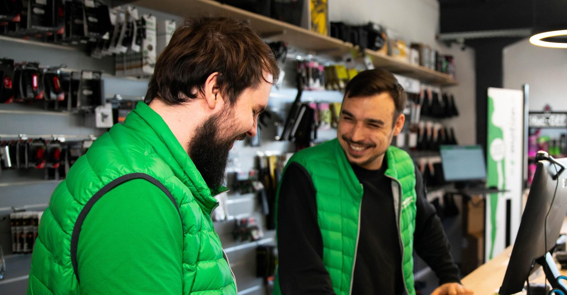 Zwei Mitarbeiter der e-motion e-Bike Welt Worms unterhalten sich