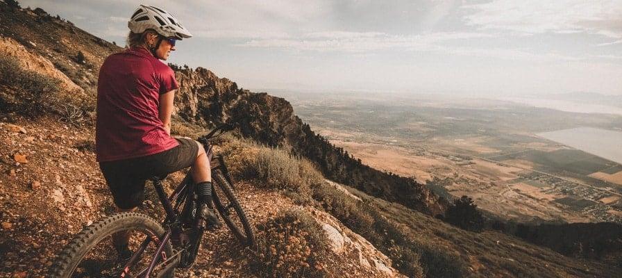 Frau auf Specialized Levo E-Bike genießt Bergblick