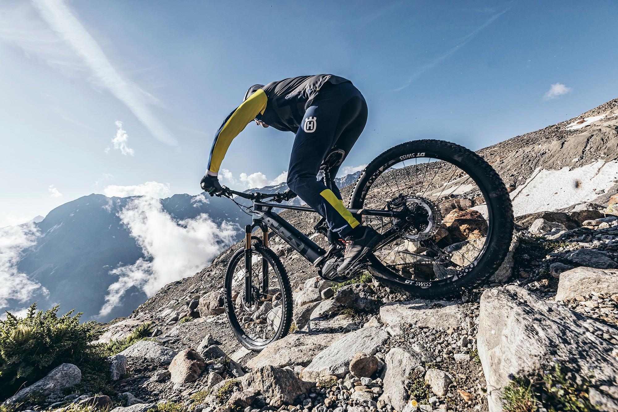 Das Bild zeigt ein Husqvarna E-Bike in einer alpinen Landschaft
