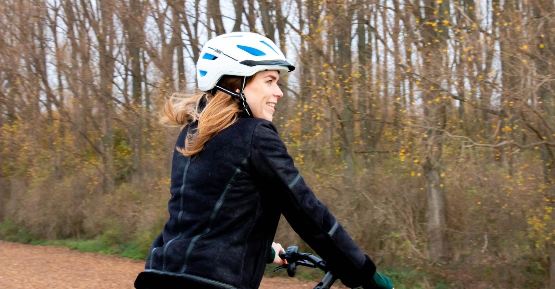 Svenja auf e-Bike mit Fahrradhelm in der Natur