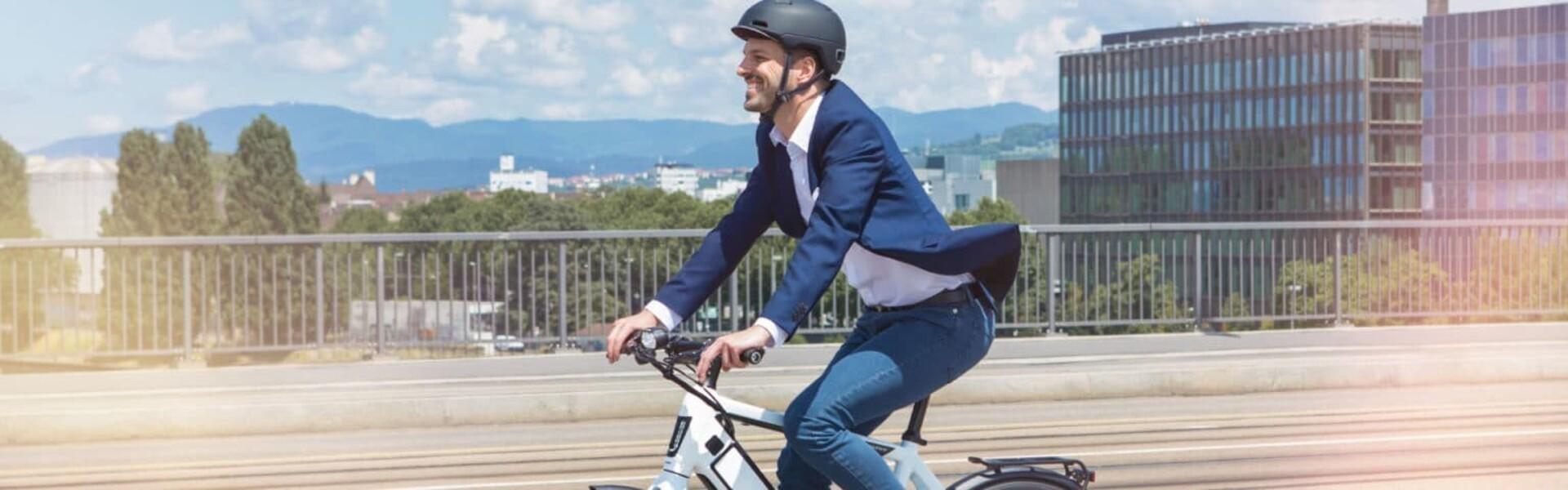 Zwei Männer fahren mit ihren Leasing e-Bikes in der Natur.