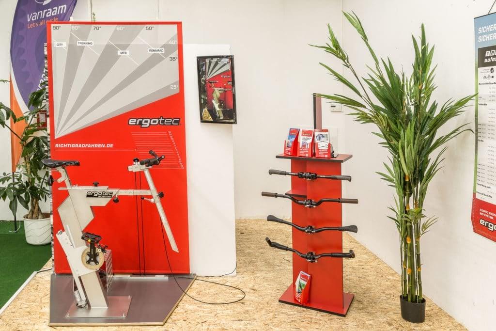 Ergonomische Fahrradkomponenten bei einer Messepräsentation