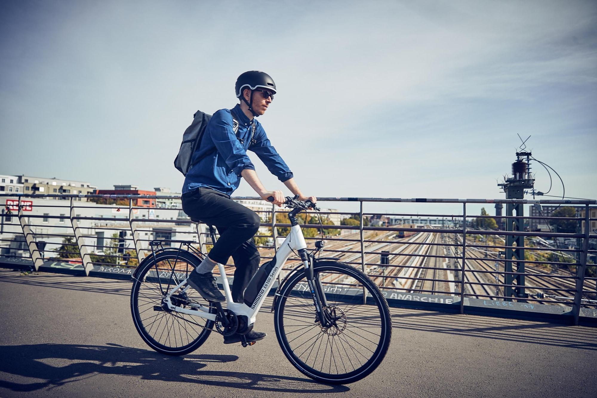 Ein stilvolles Shimano E-Bike in urbaner Berliner Kulisse. Perfekt für stilvolle und umweltfreundliche Stadtfahrten