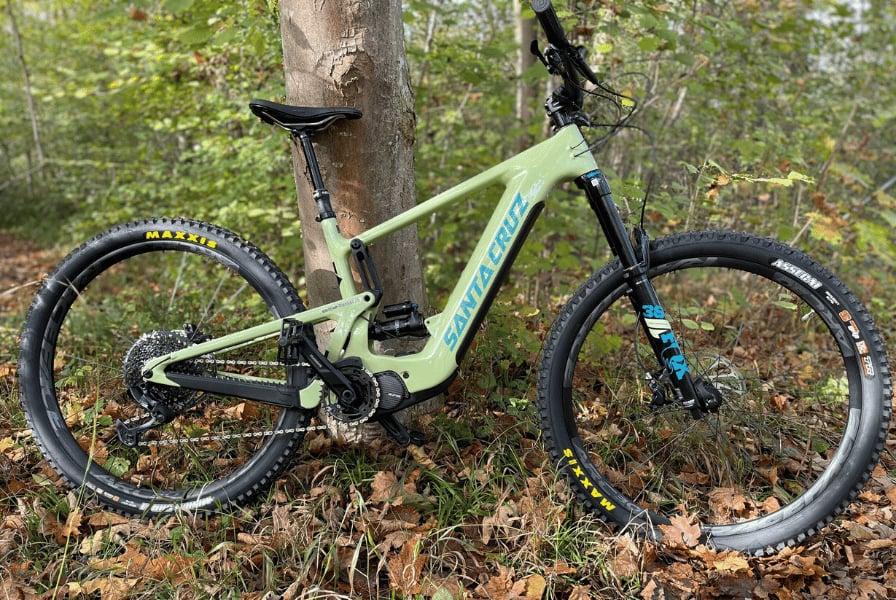 Santa Cruz E-Bike im Wald mit Maxxis-Reifen