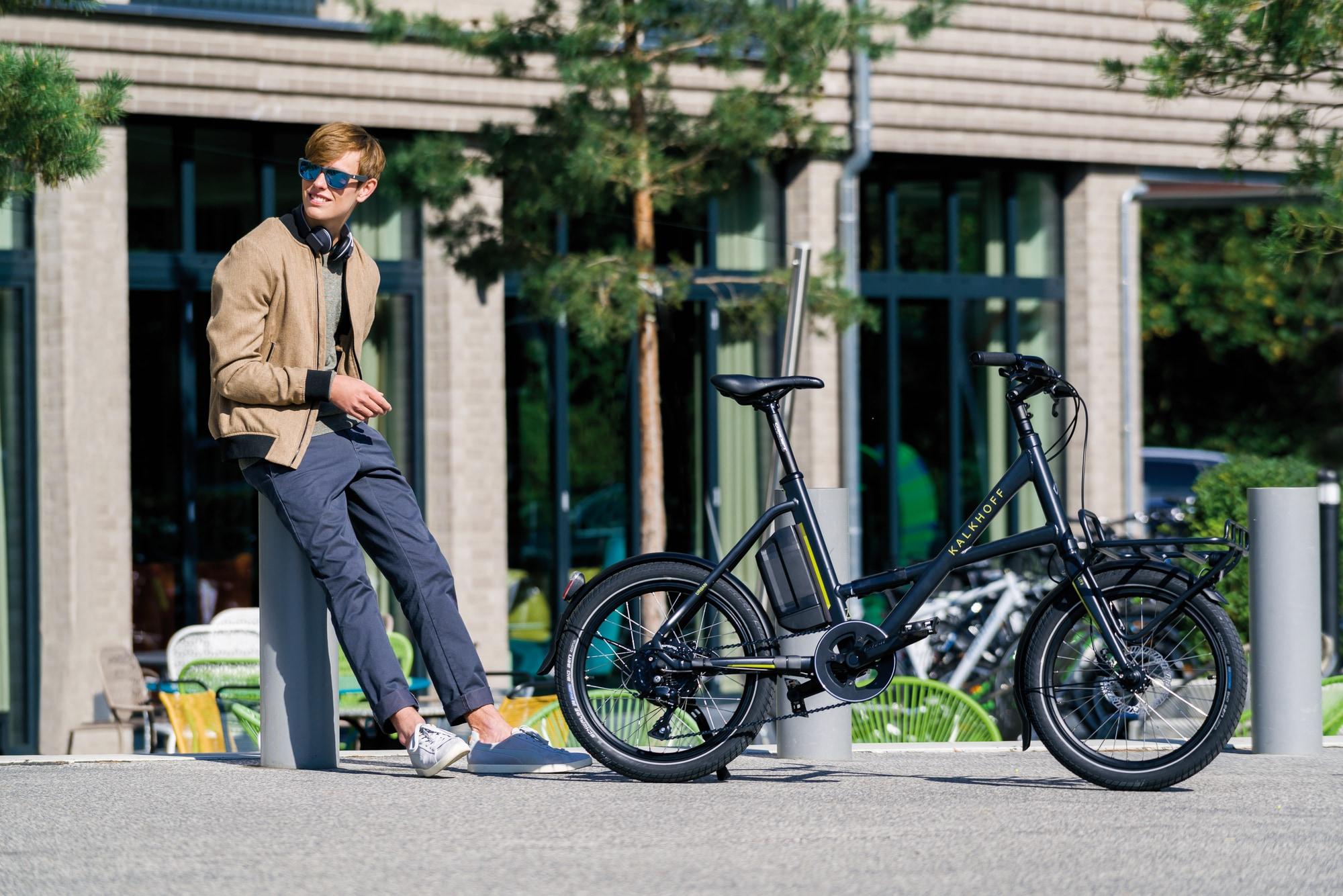 Das Kalkhoff Durban Compact E-Bike bietet stilvolle Mobilität in der Stadt. Ideal für Pendler mit modernem Design u
