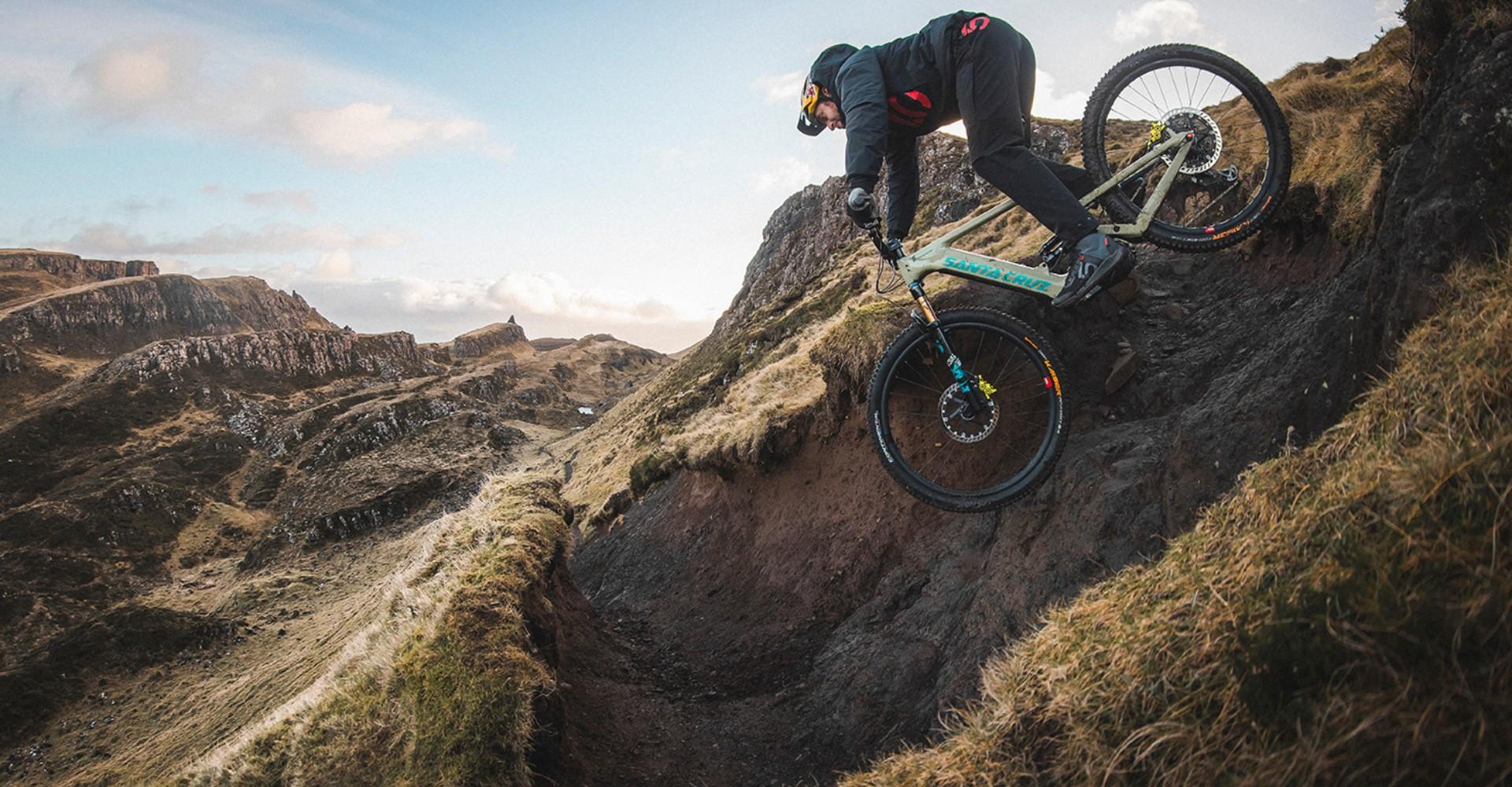 Person fährt mit Santa Cruz Bike den Berg herunter
