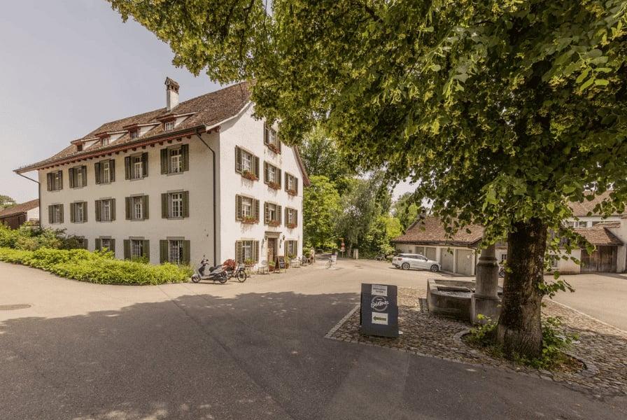 Familien-Fahrradtour in Dietikon vor historischem Gebäude