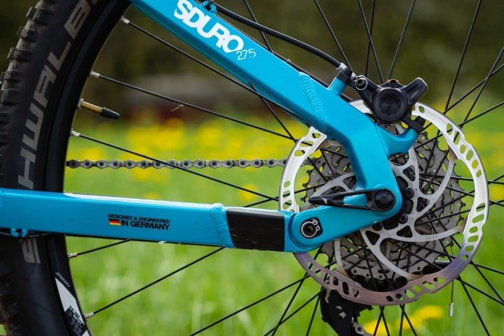 Nahaufnahme eines blauen Haibike SDURO 27.5 E-Bikes mit Scheibenbremse