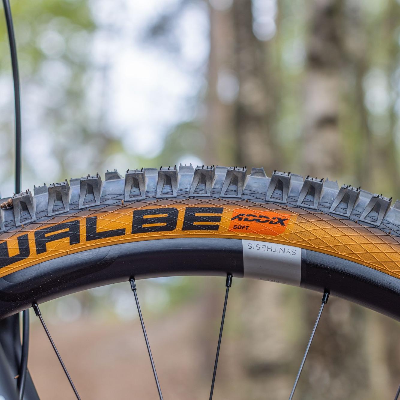 Eine Detailaufnahme des Reifens - Modell Hercules NOS FS 2