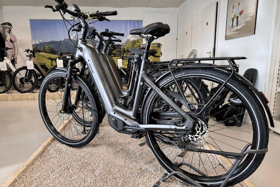Pinion E-Bike mit Motor-Getriebe-Einheit in Fahrradgeschäft
