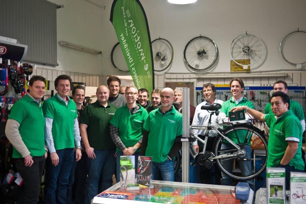 Gruppe von Menschen mit E-Bike in einem Fahrradgeschäft