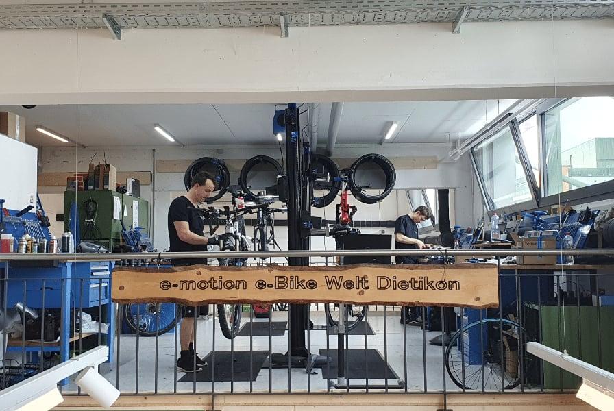 Werkstatt der e-motion e-Bike Welt Dietikon mit Mechanikern