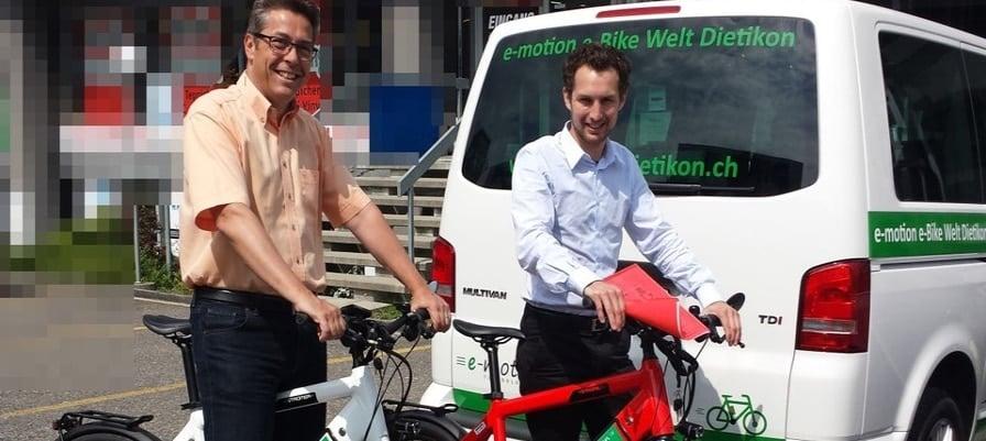 Zwei Männer mit Stromer ST1 E-Bikes vor einem E-Bike-Geschäft