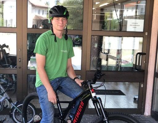 Person mit Specialized E-Bike vor einem Gebäude