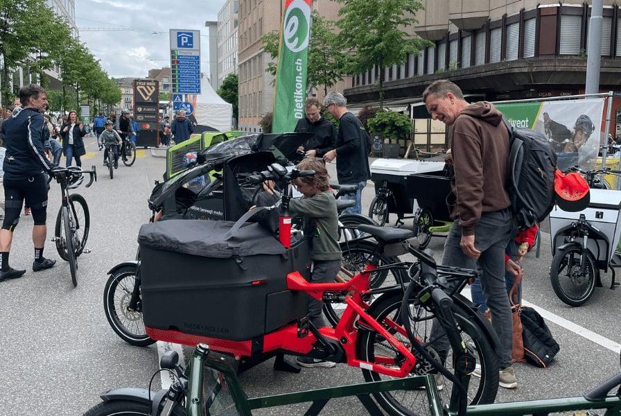 Menschen testen Lastenräder auf einer städtischen Veranstaltung