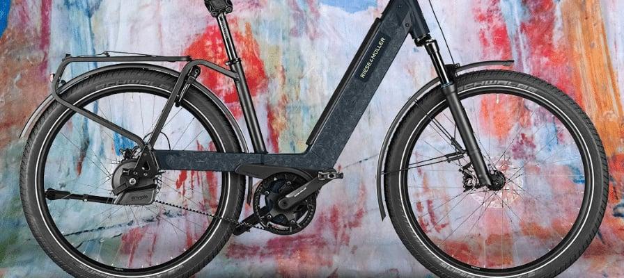 Riese & Müller E-Bike vor buntem Hintergrund