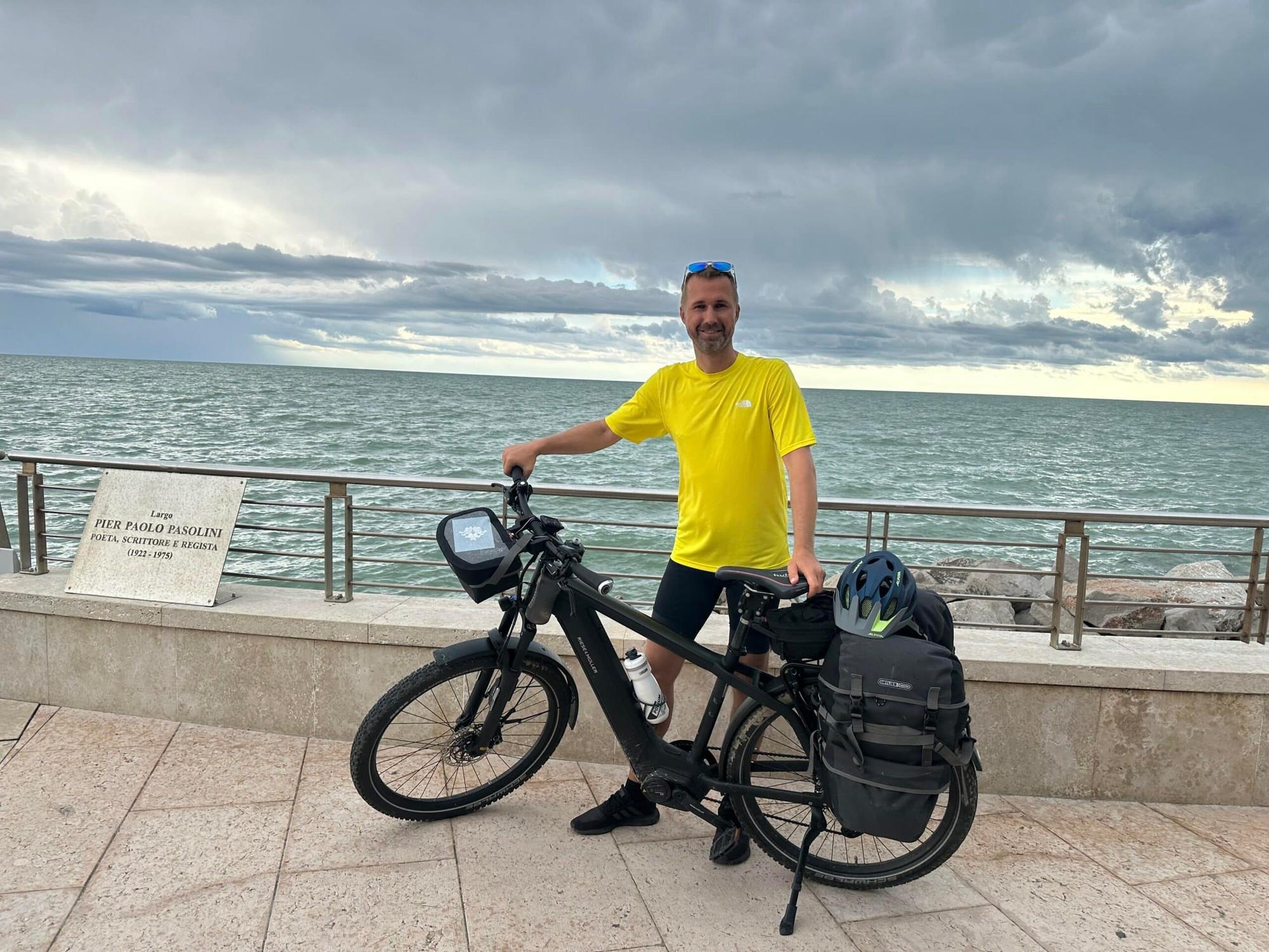 e-Bike Tour am Wasser mit Gepäck und Helm